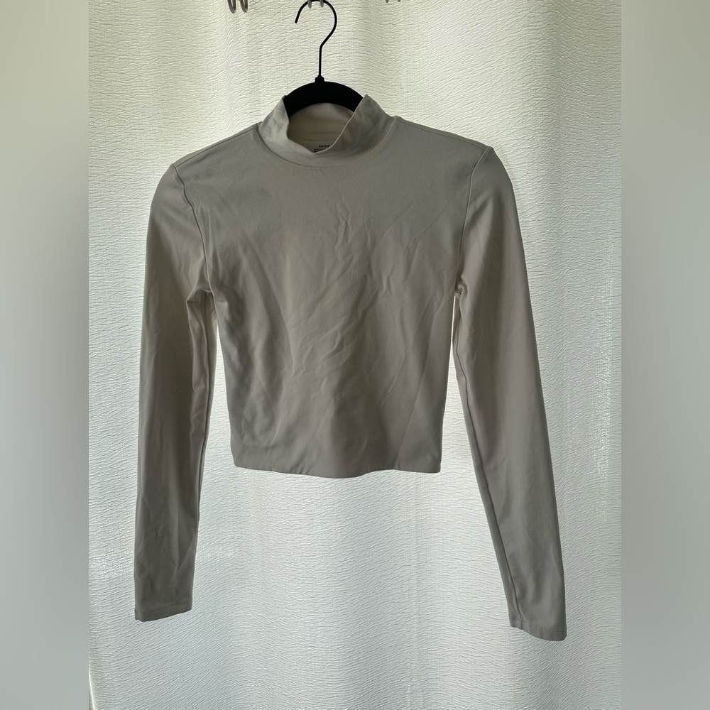 Babaton Light Gray Mock Neck Long Sleeve Crop Top